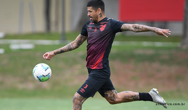 Lucho González: ele disputa posição com Cittadini