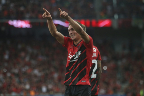 Marco Ruben comemora gol contra o Boca Juniors, na Arena