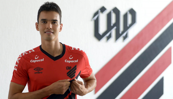 Felipe Aguilar: quatro anos de contrato com o Athletico