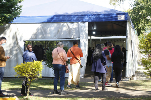 Ontem, foram vacinados adolescentes com comorbidades