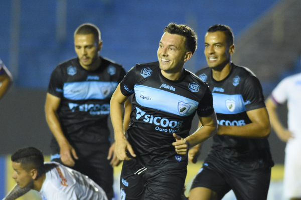 Dagoberto comemora gol sobre o Paraná Clube