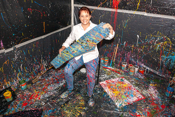 A artista plástica Ana Maria Camargo propõe dar exclusividade às peças com arte e liberdade