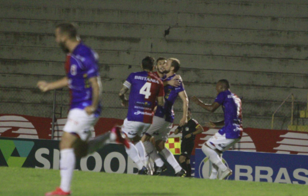 Jogadores comemoram o segundo gol do Paraná na partida