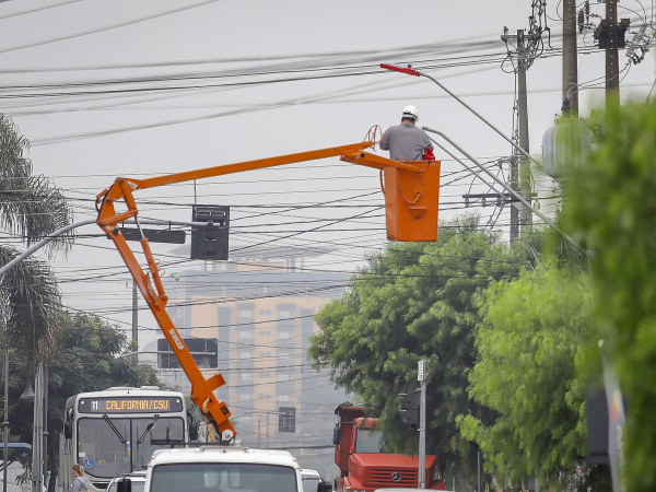 Troca das lâmpadas já é feita em alguns bairros e no Centro