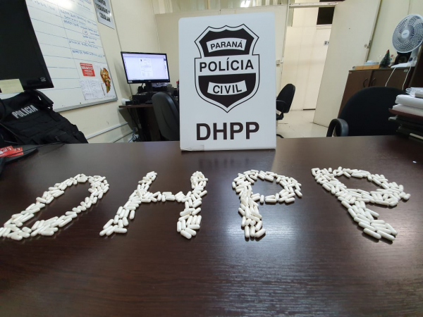 Com irmãos presos foram apreendidas 100 gramas de maconha, 40 gramas de cocaína em pasta, e mais 400 cápsulas de cocaína.