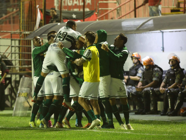 Jogadores do Coritiba comemoram gol em Pelotas