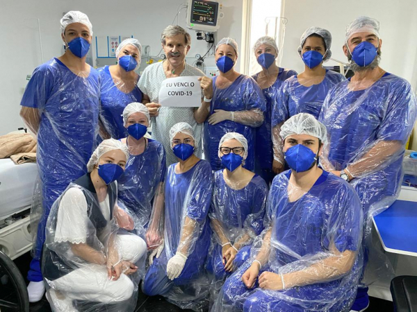 Sergio Molletta com equipe do Hospital Vila Batel: recuperado