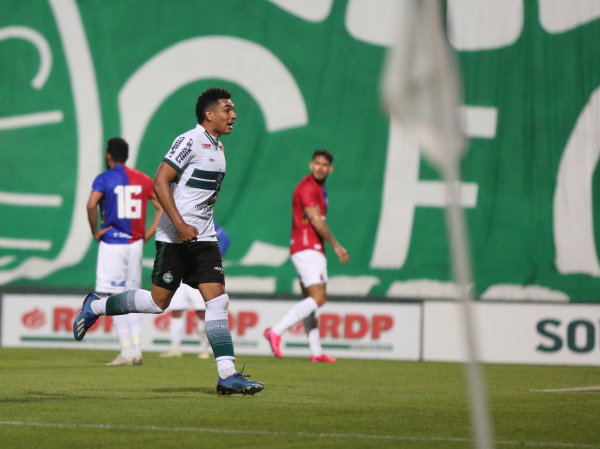 Igor Jesus comemora o segundo gol do Coritiba na partida
