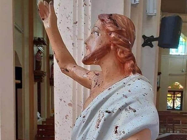 Cena de sangue após o ataque no Sri Lanka
