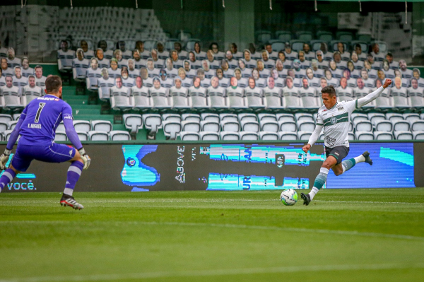 Robson prepara o chute contra o Vasco: mais uma arremate para longe