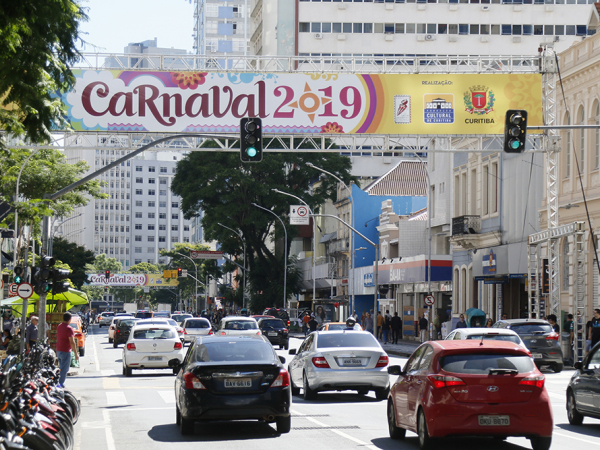 Portais para o Carnaval foram instalados na via