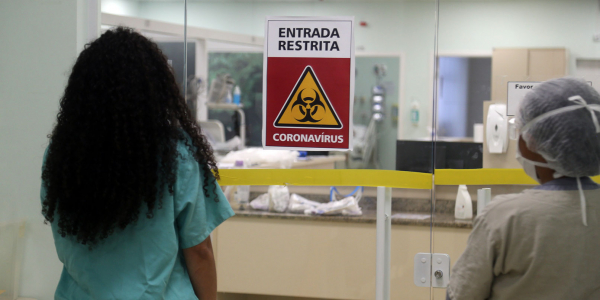 Área isolada de hospital destinada a pacientes com Covid-19: precisa-se de profissionais de saúde