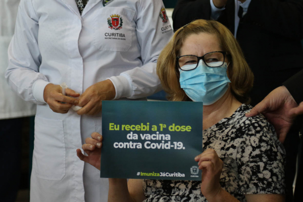 A enfermeira Silvana Maria Bora foi a 1ª a receber a vacina em Curitiba