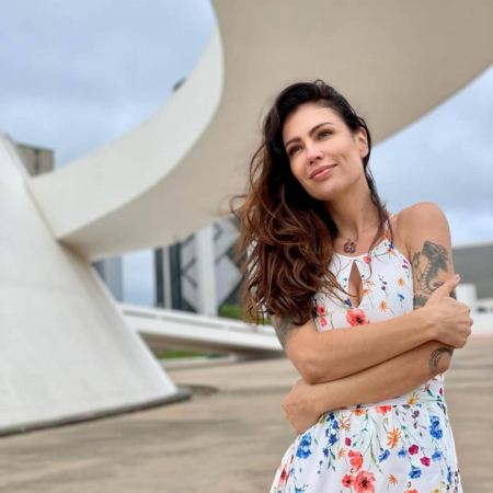 A cantora/modelo/mestre de cerimonias, Adri Grott esbanjando sua beleza