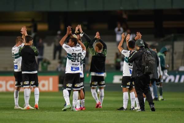 Jogadores do Coritiba agradecem torcedores após vitória sobre o Guarani
