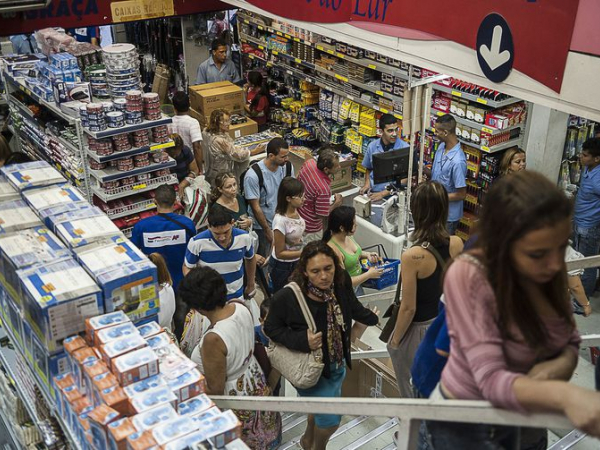 Confiança do comércio passa dos 100 pontos pela primeira vez desde março de 2014, revela pesquisa
