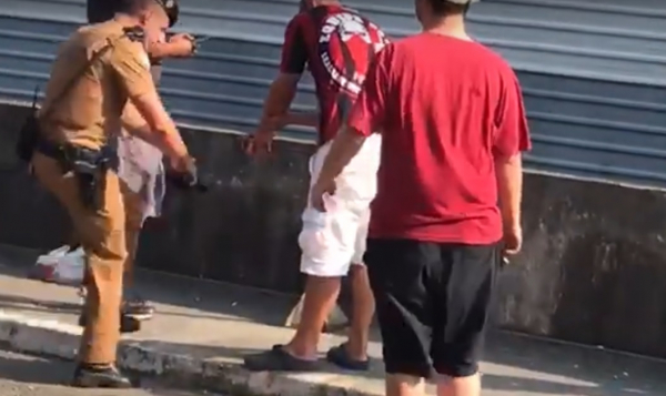 Torcedor ferido pela bomba é atendido por policial militar