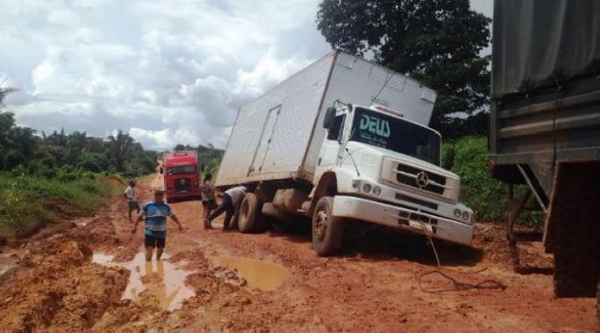 Antes da obra, caminhoneiros ficavam encalhados no período das chuvas
