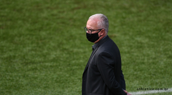 Dorival Júnior: à espera dos exames