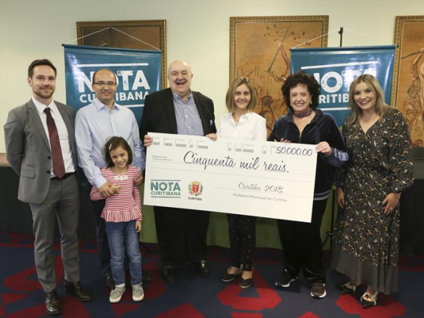 O primeiro prêmio, de R$ 50 mil, foi para a contadora Tessa Arali Paduano Rodrigues, moradora do Cabral.