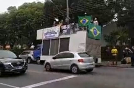 Carro de som em apoio a Bolsonaro no 27º Batalhão Logístico