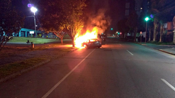 O carro em chamas em São José dos Pinhais