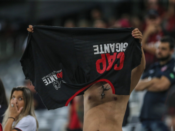 Torcedor do Athletico rasga camisa da chapa ligada à atual diretoria do clube, durante o Atletiba