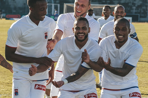 Juninho (ao centro) comemora gol do Paraná Clube contra o Cascavel CR