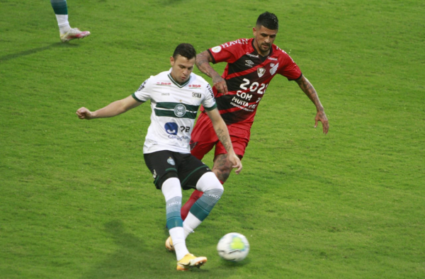 Lucho González, do Athletico, disputa lance no Atletiba