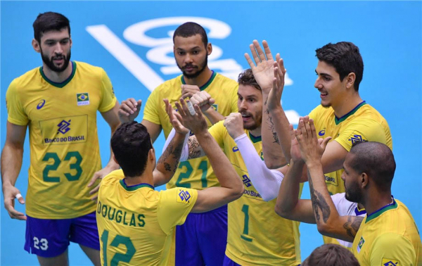 Jogadores do Brasil comemoram a vitória sobre a Polônia