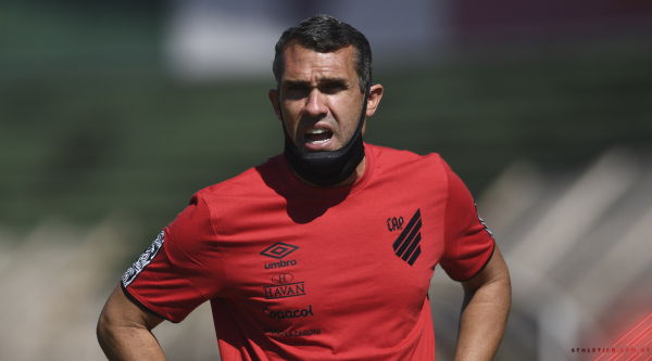 O técnico do Athletico, Bruno Lazaroni: “É uma geração talentosa, com bons jogadores, e merecia essa classificação”