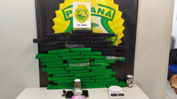 Ao fazer a busca no veículo os policiais encontraram 33,300 quilos de maconha