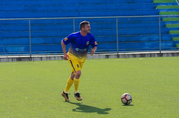 Goiano, ex-Paraná Clube, joga no Estádio do Pinhão: grama sintética de qualidade