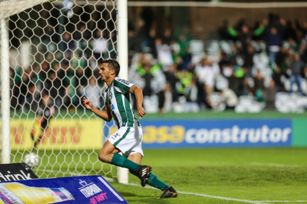Guilherme Parede comemora gol no Couto Pereira