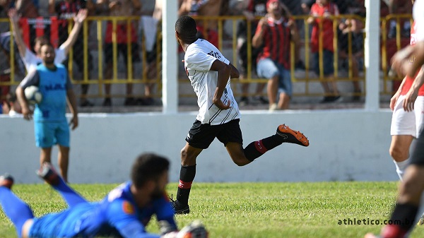 Erick comemora o primeiro gol do Athletico sobre o Rio Branco, em Paranaguá