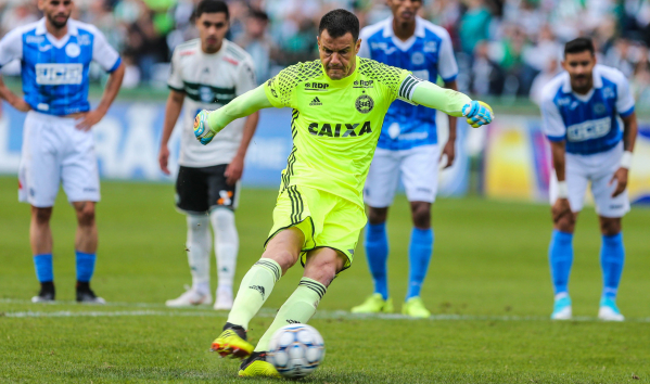 O goleiro Wilson, do Coritiba, cobra pênalti