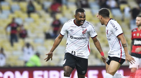 Nikão e Terans comemoram no Maracanã