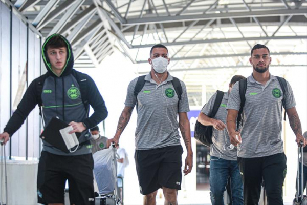 Jogadores do Coritiba no embarque para Porto Alegre, nesta quinta-feira