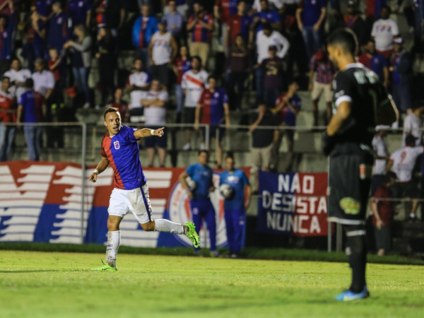 Andrey comemora o segundo gol do Paraná Clube na partida