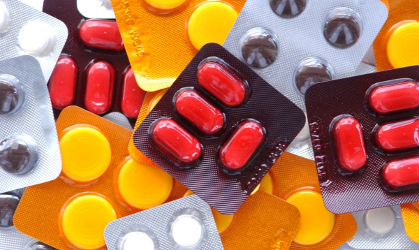medida foi tomada devido ao grande número de pessoas que buscaram os medicamentos depois do surgimento de notícias de que esses produtos estavam sendo usados, ainda em caráter de pesquisa, no tratamento ao novo coronavírus.