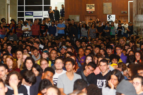Assembleia do DCE-UFPR, ontem, abriu a semana de manifestações