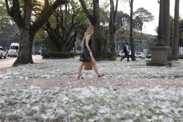 Painas cobrem o chão do Largo Bittencourt, em frente ao Círculo Militar