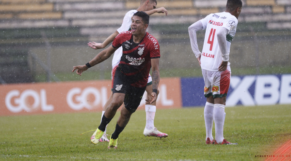 Renan Viana comemora gol do Athletico