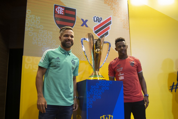 Diego, do Flamengo, e Wellington, do Athletico, com a Supercopa