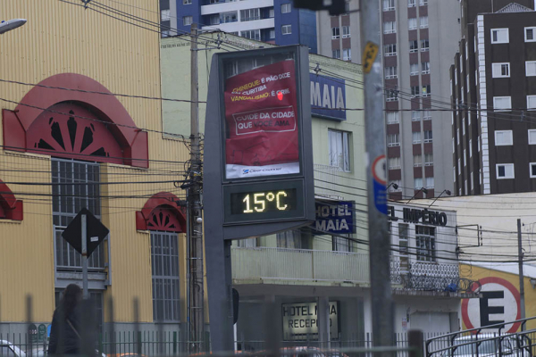 Manhã começa fria em Curitiba