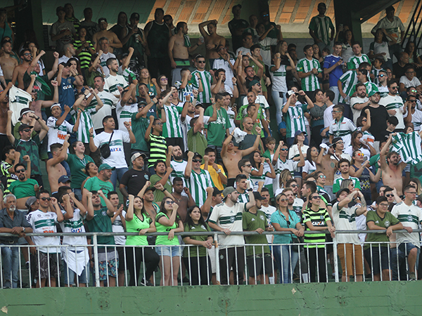 Torcida no Couto Pereira: invicto contra cascavelenses, mas com jejum em 2019