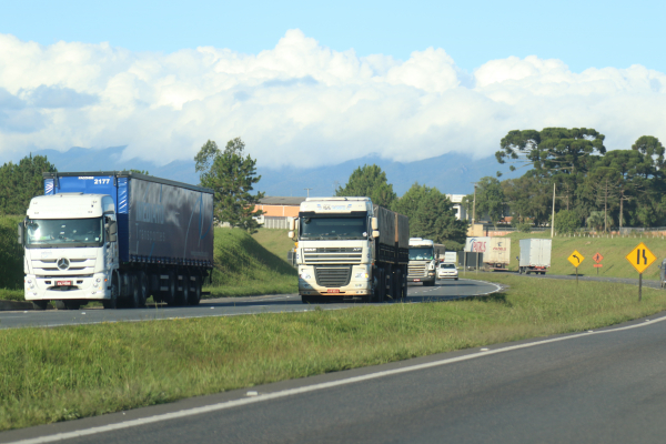 Caminhoneiros são uma das categorias que não podem parar