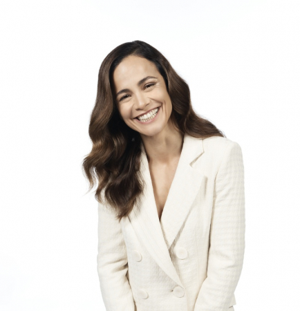A atriz, Alice Braga, é a imagem da nova campanha da D4U USA Group.