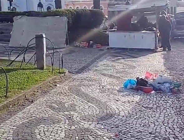 Lixo espalhado antes da Feira do Largo da Ordem começar: vandalismo