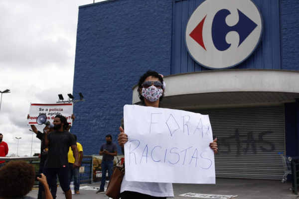 Cerca de 50 pessoas participam de manifestação no Carrefour Parolin